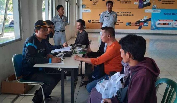 Di Pelabuhan Penyebrangan Bajoe Menjelang Mudik Lebaran Di Pelabuhan Penyebrangan Bajoe Menjelang Mudik Lebaran