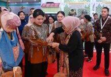 Saat Ibu Negara Beli Batik dan Gelang di UMKM Mitra Binaan Pertamina PERTAMINA
