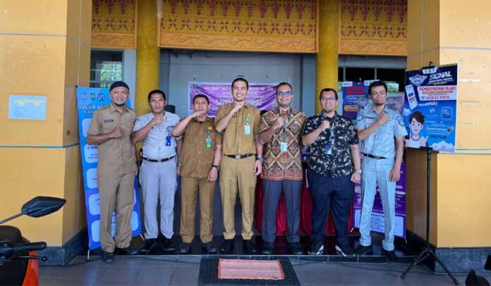 Di Stadion Kaharuddin Nasution Di Stadion Kaharuddin Nasution