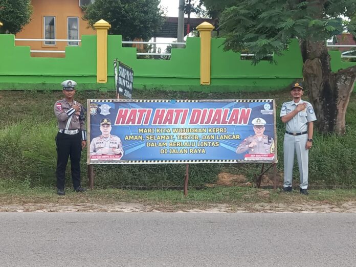 Pemasangan Spanduk Himbauan Keselamatan