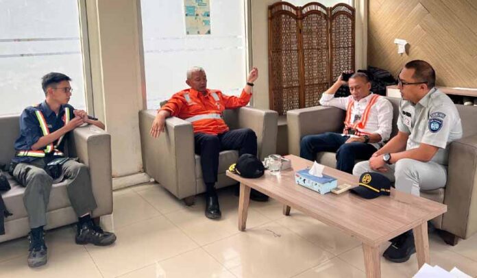 di Perlintasan Sebidang