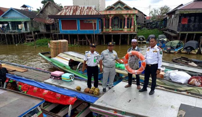 di Dermaga Danau Panggang di Dermaga Danau Panggang