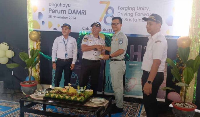 Di Kantor Perum Damri Makassar