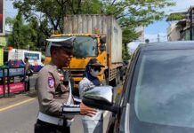 Tingkatkan Kepatuhan, Jasa Raharja Sulsel Bersama Tim Pembina Samsat Makassar II Gelar Operasi Gabungan di Wilayah Pelabuhan Kota Makassar di Wilayah Pelabuhan Kota Makassar