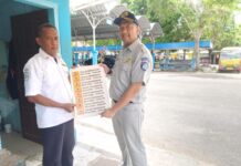 Jasa Raharja Bersama Dishub Lakukan Pemasangan Sticker Keselamatan di Terminal Lawangan Daya Pamekasan Pemasangan Sticker Keselamatan di Terminal Lawangan Daya Pamekasan