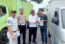 Jasa Raharja Magetan Beri Apresiasi Pengendara Tertib dengan Beri Souvenir dengan Beri Souvenir