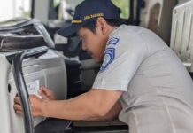 Jasa Raharja Magelang Lakukan Pemasangan Sticker Practical Guidence di Bus Angkutan Umum di Bus Angkutan Umum