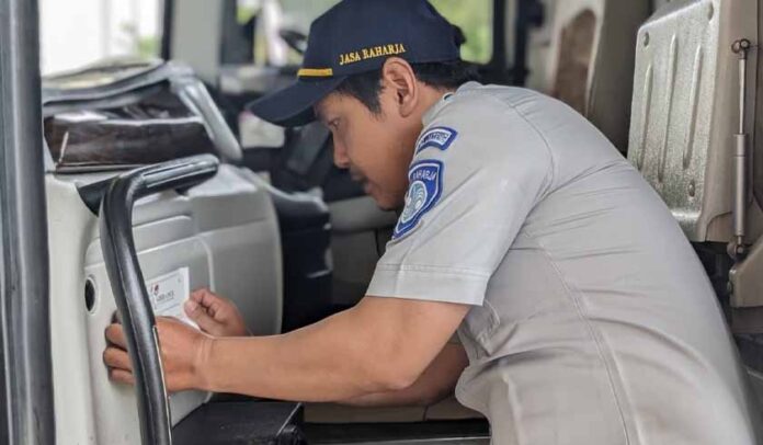 di Bus Angkutan Umum