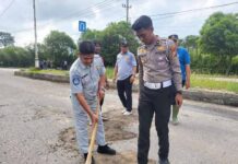 Forum LLAJ Rokan Hulu Gelar Aksi Bersama Penimbunan Jalan Berlubang Penimbunan Jalan Berlubang