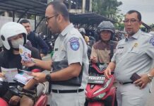 Respon Tingginya Antrian Kendaraan Di Samsat Drive Thru, Jasa Raharja Riau Bagikan Brosur SIGNAL jasa raharja riau