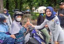 Fokus Pencegahan Kecelakaan dan Fatalitas Korban Laka Lantas Jasa Raharja Surabaya Gelar Aksi Simpatik dengan Bagikan SOPESKES dan Coklat SOPESKES dan Coklat