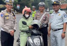 Jasa Raharja bersama Unit Kamsel Satlantas Polres Purwakarta bagikan Helm Gratis dalam Kampanye Keselamatan Lalu Lintas dalam Kampanye Keselamatan