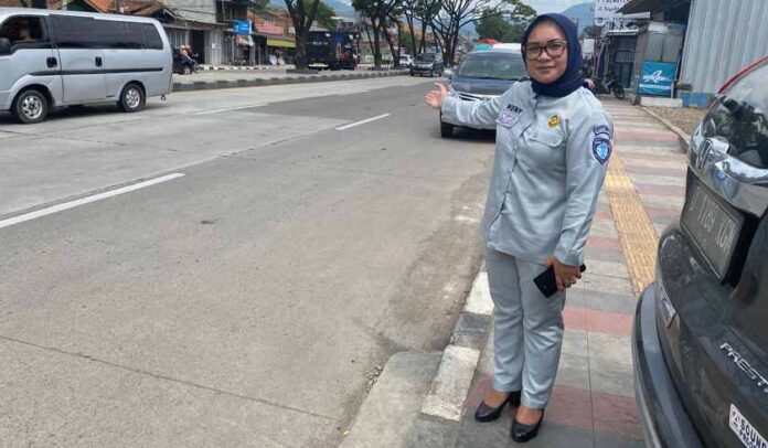 di Jalan Raya Rancaekek Desa Nanjung Mekar di Jalan Raya Rancaekek Desa Nanjung Mekar