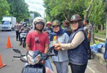 Tekan Angka Kecelakaan, Jasa Raharja Surabaya Gelar Aksi Simpatik dengan Bagikan Coklat dan Souvenir Pesan Keselamatan jasa raharja jatim