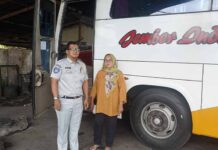 Jasa Raharja Jember Bersama KNKT Pasang Stiker Practical Guidance pada Bus Jember Indah untuk Cegah Kecelakaan Lalu Lintas jasa raharja jatim
