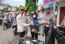 Pengendara Patuh dapat Hadiah dalam Aksi Simpatik Jasa Raharja Ponorogo jasa raharja jatim