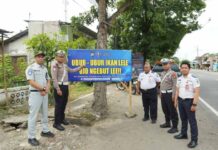 Jasa Raharja Kediri Melalukan Pemasangan Papan Peringatan Keselamatan Dalam Pencegahan Fatalitas Korban Laka Lantas Dalam Pencegahan Fatalitas