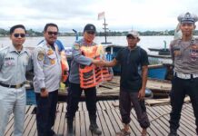 Jasa Raharja Sosialisasikan Keselamatan Penumpang Kapal Di Dermaga Kapuas Madya Kab Sekadau Di Dermaga Kapuas Madya Kab Sekadau