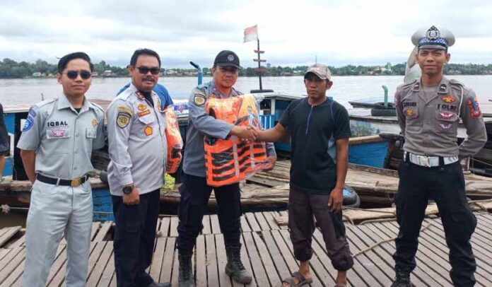 Di Dermaga Kapuas Madya Kab Sekadau
