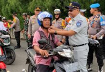 Polres Prabumulih Bersama Jasa Raharja Kanwil Sumsel Dan Stakeholder Terkait Bagi Helm Untuk Pengguna Jalan Helm Untuk Pengguna Jalan