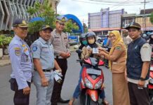 Apresiasi Wajib Pajak Patuh, Tim Samsat Magetan Beri Souvenir dalam Kegiatan Operasi Gabungan Kegiatan Operasi Gabungan