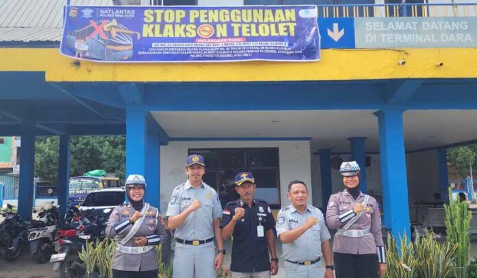 Melalui Pemasangan Spanduk