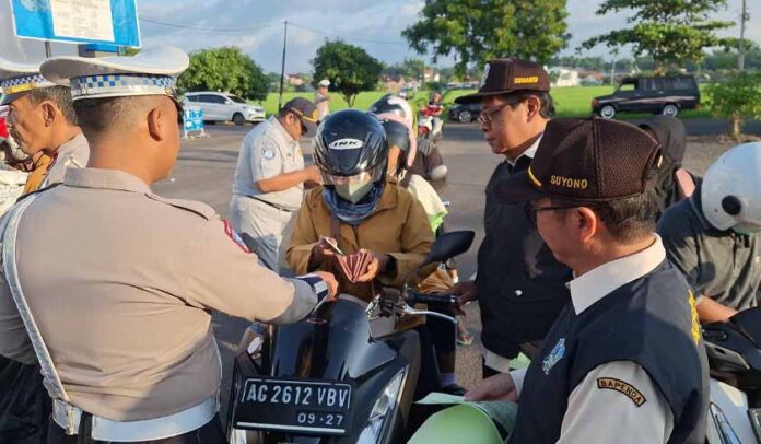 Menggelar Operasi Gabungan Menggelar Operasi Gabungan