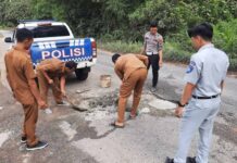 Laksanakan Pencegahan Kecelakaan di Kabupaten Sekadau, Jasa Raharja Bersama Mitra Lakukan Penambalan Jalan Berlubang Penambalan Jalan Berlubang