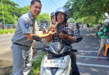 Edukasi Masyarakat, Jasa Raharja Surabaya Gelar Aksi Simpatik di Depan Exit Tol Suramadu di Depan Exit Tol Suramadu