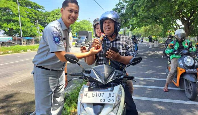 di Depan Exit Tol Suramadu di Depan Exit Tol Suramadu