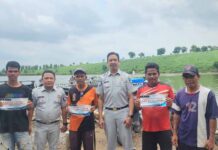 Jasa Raharja Cabang Bima Berikan Sticker Himbauan Keterjaminan kepada Pemilik Kapal di Dermaga Soromandi di Dermaga Soromandi