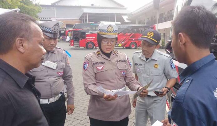 di Pusat Oleh-Oleh Batu di Pusat Oleh-Oleh Batu