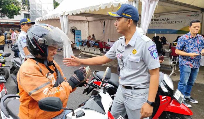 di Samsat Cimahi Bersama Mitra Kerja Terkait di Samsat Cimahi Bersama Mitra Kerja Terkait