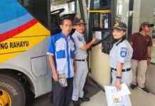 Jasa Raharja Madiun dan KNKT  Melakukan Ramp Check Serta Periksa Masa Laku DPWKP Bus  di Terminal Purbaya Kota Madiun di Terminal Purbaya Kota Madiun