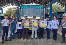 Jasa Raharja Cabang Sumbawa Berpartisipasi Dalam Pemasangan Stiker Keselamatan di Terminal Sumer Payung di Terminal Sumer Payung