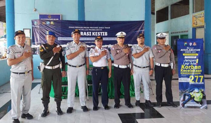 di Terminal Untung Suropati Pasuruan