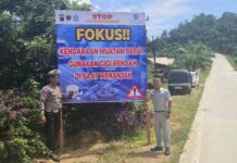 Jasa Raharja Kukar Bersama Dengan Satlantas Polres Kukar Memasang Spanduk Himbauan Keselamatan jasa raharja kaltim