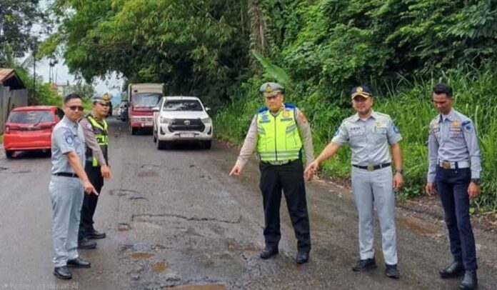 Kereta Api Dan Jalan Rusak Kereta Api Dan Jalan Rusak