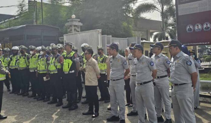 Penempelan Stiker Keselamatan