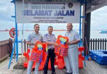 PT Jasa Raharja Kanwil Kalimantan Timur Tingkatkan Keamanan Penumpang dengan Penyerahan Life Jacket Penyerahan Life Jacket