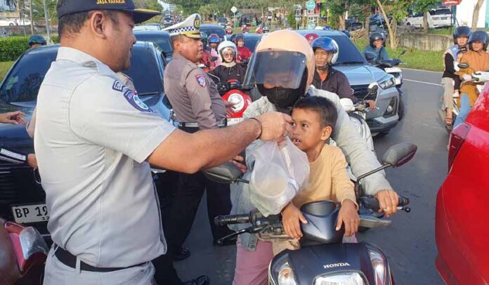 berkendara di Jalan Raya berkendara di Jalan Raya