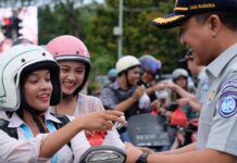 “Gerobak Presisi” Polda Kalbar dan Jasa Raharja Bagikan Takjil ke Pengguna Jalan di Pontianak jasa raharja kalbar