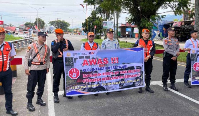 di Perlintasan Sebidang