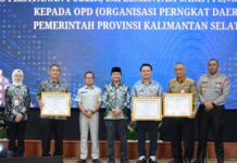 Tim Pembina Samsat Provinsi Kalimantan Selatan menerima Penghargaan dalam Rapat Koordinasi Pelayanan Publik di UPPD Banjarmasin II