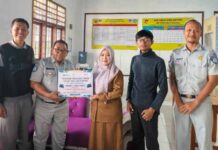 Penyerahan Bantuan Laptop oleh Jasa Raharja kepada SMK Tunas Bhayangkara Cidahu Sukabumi dalam Program TJSL jasa raharja jabar
