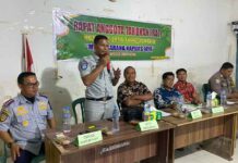 Jasa Raharja Sosialisasikan Keselamatan Kepada Penumpang Kapal Koperasi Mitra Sarana Kapuas Jaya Di Desa Seberang Kapuas Kabupaten Sekadau jasa raharja kalbar
