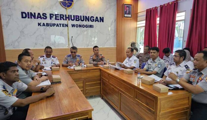 di Perlintasan Kereta di Perlintasan Kereta