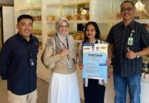 Tim Pembina Samsat Balikpapan Gencarkan Sosialisasi Pemutihan PKB Melalui Pemasangan Poster di Rumah Makan jasa raharja kaltim