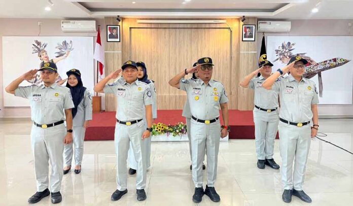 Mengikuti Upacara Secara Daring Mengikuti Upacara Secara Daring