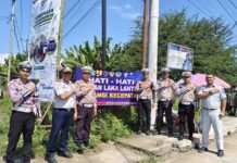 Jasa Raharja dan Mitra FKLL Kolaborasi Pasang Spanduk Himbaun di Titik-titik Rawan Laka jasa raharja NTT